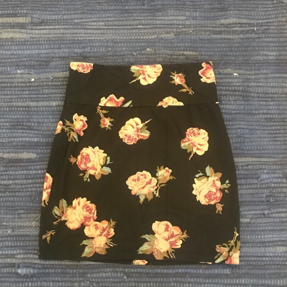 Aritzia Black pencil skirt with floral design